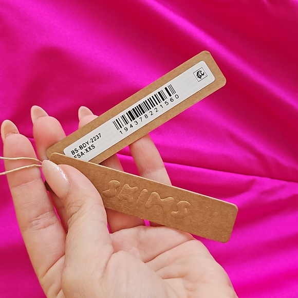 *NWT* SKIMS Disco Mock Neck Sleeveless Thong Bodysuit - Size XXS Shade Fuschia - Picture 3 of 4